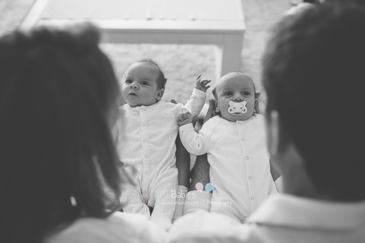 Fotografía de bebés mellizos Recién Nacido Lifestyle en Madrid. Lifestyle twin babies photogrpahy in Madrid.