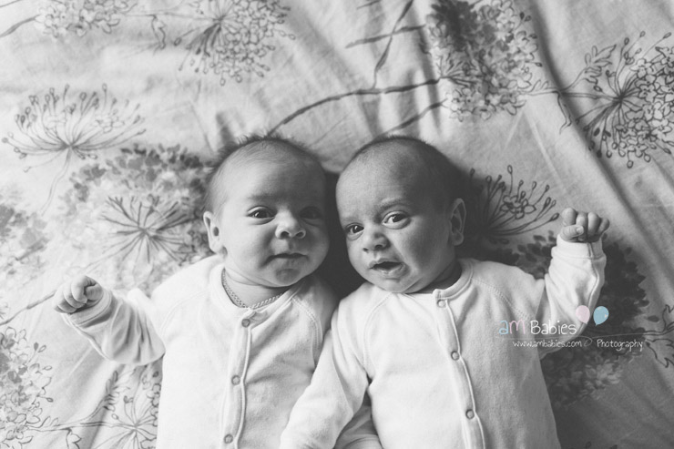 Fotografía de bebés mellizos Recién Nacido Lifestyle en Madrid. Lifestyle twin babies photogrpahy in Madrid.